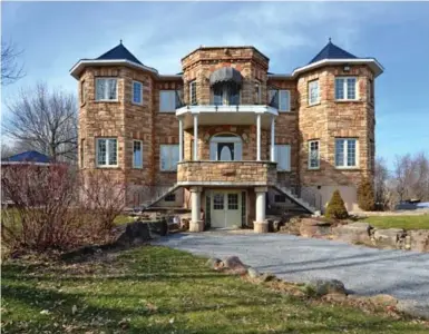 ?? GORDON’S ESTATE SERVICES ?? Once listed for more than $1 million, a Kingston-area “castle” goes up for auction next week with a minimum $300,000 bid.