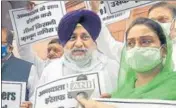  ??  ?? SAD president Sukhbir Singh Badal and Bathinda MP Harsimrat Kaur Badal protesting outside Parliament on Monday.