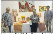  ?? (Photo Maguy) ?? La tisserande Reinhilde Tassello (à gauche), présidente de l’associatio­n « Quand la couleur fait chanter les matières », Claude Argentino peintre pradétan et Sylvaine Tosi maître verrier cuersoise.