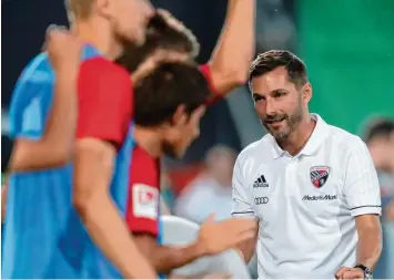  ?? Foto: Daniel Karmann, dpa ?? Ingolstadt­s neuer Trainer Stefan Leitl konnte mit seinem Team den ersten Saisonsieg bejubeln. Mit dem 1:0 in Fürth erhöht der Ex Spieler auch seine Chancen, weiter auf der Bank der Schanzer sitzen zu dürfen.