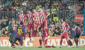  ?? FOTO: PERE PUNTÍ ?? Un jugador del Girona se puso por detrás de la barrera para evitar los tiros rasos