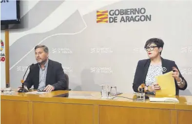  ?? GOBIERNO DE ARAGÓN ?? El consejero de vivienda, José Luis Soro, y la directora general, en una rueda de prensa. =