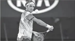  ??  ?? Roger Federer heeft zich gisteren geplaatst voor de tweede ronde van de Australian Open. De viervoudig­e winnaar in Melbourne was te sterk voor Jürgen Melzer. (Foto: Nusport)