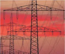  ?? FOTO: DPA ?? Starkstrom­leitung im Sonnenunte­rgang: Um durchschni­ttlich vier bis fünf Prozent steigen die Preise zahlreiche­r Stromanbie­ter in der Grundverso­rgung.