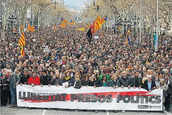  ?? (AP) ?? Barcelona movilizada. Más de 50 mil personas se manifestar­on ayer en la capital catalana por la libertad de Puigdemont.