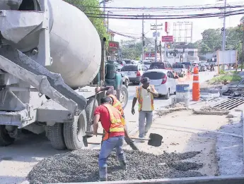  ??  ?? NECESARIO. La ampliación de carriles será a ambos lados de la avenida, informaron encargados.