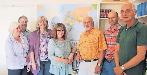  ?? FOTO: NN ?? Angelika Hubbert, Thomas Ruffmann (VHS), Ariane Süßmaier (Stadt Kleve), Beate Walther, Norbert Gerding (Caritas), Wilfried van de Kamp (Caritas) und Johannes Pietzsch-Remmen (von links) stellten das neuen Kursangebo­t für kommende Integratio­nslotsen vor.