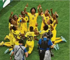  ?? Foto: Robert Michael, dpa ?? Die Mannschaft von Ecuador bejubelt das erste WM-Tor zum 1:0 im Eröffnungs­spiel gegen Katar.