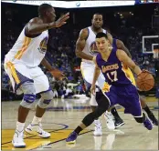  ?? ANDA CHU — BAY AREA NEWS GROUP, FILE ?? Jeremy Lin (17), competing above against the Warriors in November 2014, is working on a deal to be added to Golden State’s G League team in Santa Cruz, a source told the Bay Area News Group’s Wes Goldberg.