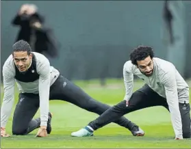  ?? F: GETTY IMAGES ?? Van Dijk y Salah, durante el entrenamie­nto que llevó a cabo ayer el Liverpool