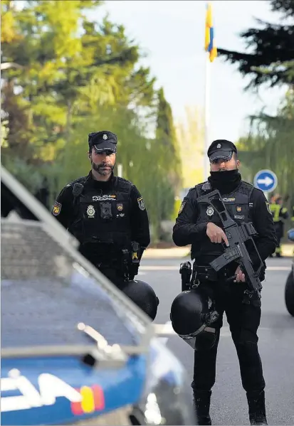  ?? JAVIER BARBANCHO ?? La Policía Nacional desplegada en los aledaños de la Embajad de Ucrania en Madrid tras el ataque.