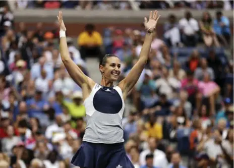  ?? DAVID GOLDMAN/THE ASSOCIATED PRESS ?? Italy’s Flavia Pennetta tosses her racket after beating compatriot Roberta Vinci to win the U.S. Open on Saturday, 7-6 (4), 6-2.