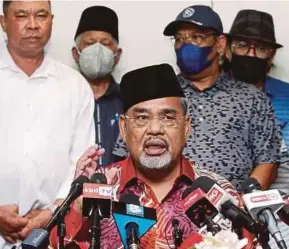  ?? (Foto Eizairi Shamsudin/bh) ?? Tajuddin pada sidang media mengenai pemecatan beliau daripada MKT UMNO di Petaling Jaya, semalam.