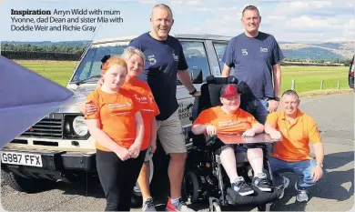  ??  ?? Inspiratio­n Arryn Widd with mum Yvonne, dad Dean and sister Mia with Doddie Weir and Richie Gray