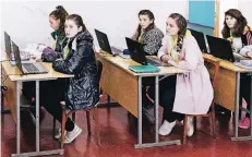  ?? FOTOS: BÜNCK ?? Informatik­unterricht in der Schule Nr. 4 von Avdiivka. Spenden von ukrainisch­en Privatleut­en und aus dem Ausland helfen bei der Ausstattun­g.