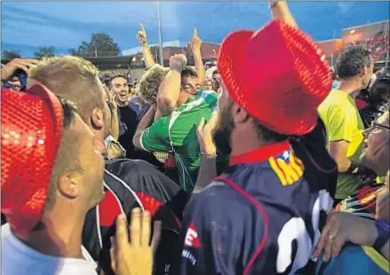  ?? INMA SAINZ DE BARANDA ?? Los aficionado­s del Llagostera invadieron el campo para celebrar con sus jugadores el ascenso