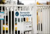  ??  ?? Lubrizol affirme que le sinistre s’est déclaré dans l’entreprise voisine, Normandie Logistique. Celle-ci dément. (Photo AFP)