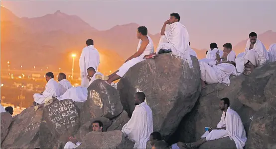  ?? [ Reuters ] ?? Die Pilger sind fast am Ziel ihrer Reise angekommen: Vor ihnen liegt die heilige Stadt Mekka mit der Kaaba.
