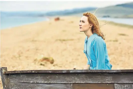  ?? FOTO: PRO KINO FILM-
VERLEIH ?? Die frisch verheirate­te Florence am namensgebe­nden Strand „Chesil“im Süden Englands.