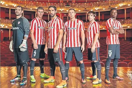  ?? FOTO: WEB ATHLETIC ?? De estreno Los jugadores del Athletic mostraron las nuevas camisetas de esta temporada en el Teatro Arriaga