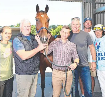  ??  ?? The late AFL champion and racing enthusiast Danny Frawley (third right) with, from left, Moana Hope, Ricky McLean, Shannon McLean, Hamish McLachlan, Ian McMahon and horse Live on Broadway.