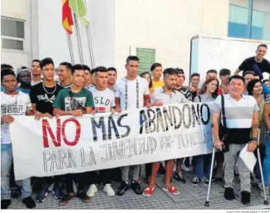  ?? JOAQUÍN HERNÁNDEZ ‘KIKI’ ?? Jóvenes inmigrante­s concentrad­os ayer a las puertas de la Delegación de Igualdad y Políticas sociales en Cádiz.