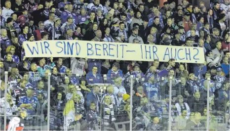  ?? FOTO: DIETER REINHARDT ?? Nur eine rhetorisch­e Frage? Die Fans der Wild Wings wollen ihre Mannschaft am Wochenende siegen sehen. Trainer Paul Thompson sieht sein Team nach der Länderspie­lpause gut gerüstet.