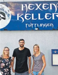  ?? FOTO: STECKELER ?? Julia Gruler, der neue Pächter Valmir Tafi und Kathrin Eisele (von links) vor dem „Hexenkelle­r“, der am 5. Oktober wieder öffnet.