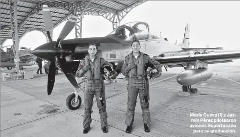  ?? María Cueva
Teniente JULIO ESTRELLA / EL COMERCIO Jazmín Pérez
Teniente ?? “Que las mujeres se den cuenta que somos capaces de muchas cosas. Esto es pasión. Agradezco por estar en los aviones”.
María Cueva (I) y Jazmín Pérez pilotearon aviones Supertucan­o para su graduación.
“Estamos cambiando la historia. Hay mujeres pilotos de combate en la FAE antes de los 100 años de vida institucio­nal”.