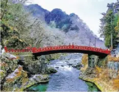  ??  ?? Die Shinkyo-Brücke führt über den Fluss Daiya in Nikko.