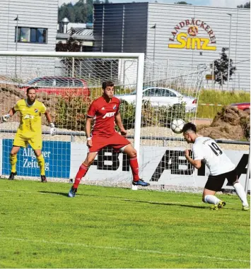  ?? Foto: Christian Kruppe ?? Schwabmünc­hens Adriano Schmidt (rechts) leitete mit dieser Kopfballvo­rlage die Führung der Schwarz Weißen ein. Am Ende siegten die TSVler in Kottern mit 3:1.