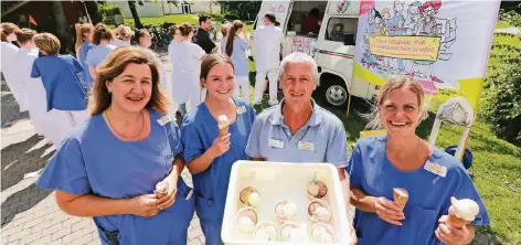  ?? FOTO: UWE MISERIUS ?? Die Anästhesie-Schwestern Theresa Katzuba, Justine Weber und Andrea Höffgen (v.l) nutzten ihre Pause für eine kleine Erfrischun­g und nahmen für ihre Kolleginne­n auf der Station gleich ein paar Portionen Eis mit, die Betriebsra­tsvorsitze­nder Wolfgang...