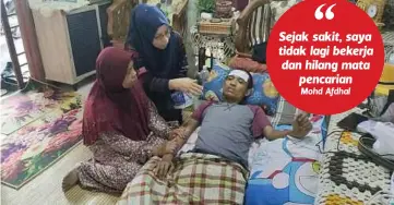  ?? ?? PENGERUSI Cancer Survivors Malaysia (CSM) Zuraini Kamal (tengah) menziarahi Mohd Afdhal di rumahnya di Taman Seri Kota, Jalan Kuala Kedah. - Gambar NSTP/ZULIATY ZULKIFFLI