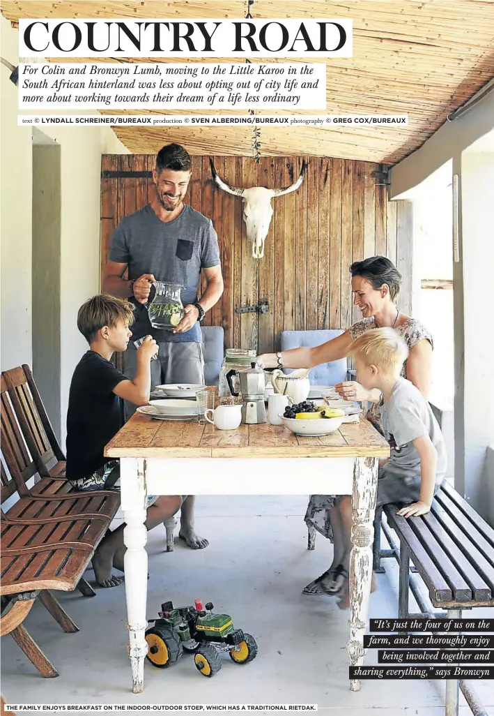  ?? photograph­y © GREG COX/BUREAUX ?? THE FAMILY ENJOYS BREAKFAST ON THE INDOOR-OUTDOOR STOEP, WHICH HAS A TRADITIONA­L RIETDAK.