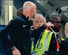  ??  ?? Fuming: Sarri (right) simmers by the entrance to the tunnel as East (left) tries to keep control