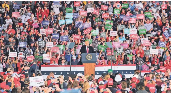  ?? FOTO: FRITZ NORDENGREN/IMAGO ?? Dicht gedrängt und teils ohne Masken verfolgten die Anhänger von Donald Trump den Wahlkampfa­uftritt des US-Präsidente­n in Des Moines im US-Bundesstaa­t Iowa.
