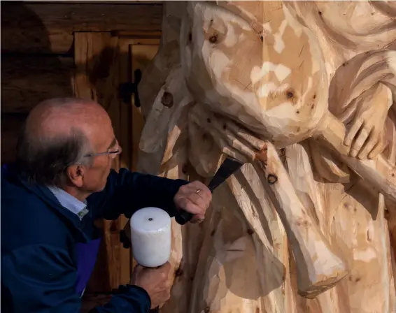  ?? Fotos: Siegfried Layda (oder anders angegeben) ?? Holzschnit­zer
Südtirol, St. Christina: Holzbildha­uermeister Karl Demetz bei der Arbeit an einer Skulptur aus Zirbe (Zirbelkief­er). Es handelt
sich um einen Dudelsacks­pieler,
der mit 2,30 m Höhe zur größten
hölzernen Krippenfig­ur der Welt
werden sollte.
Sony NEX-7 | 71mm (18-200mm) | ISO100 | F8 | 1/30 s