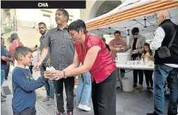  ?? V. LACASA ?? Sonia Alastruey ofrece una vaso de chocolate a un niño.