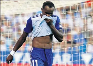  ??  ?? El delantero ghanés Raphael Dwamena se lamenta de una oportunida­d fallada.