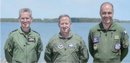  ??  ?? Les trois chefs d’état-major durant l’exercice « Atlantic Trident 2017 ». (© US Air Force)