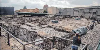  ?? FOTO: JAIR CABRERA
TORRES/DPA ?? Eine Frau besucht die Überreste des Templo Mayor, der im Zentrum der Stadt Tenochtitl­án lag. Heute ist dieser Ort Teil von Mexiko-Stadt.