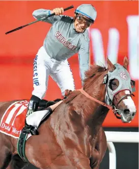  ?? FOTO: AFP ?? Víctor Espinoza sobre California Chrome a su arribo a la meta