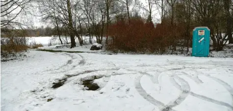  ?? Foto: Bernhard Weizenegge­r ?? Auf dem Parkplatz am Günzrieder Weiher zwischen Bubesheim und Kötz soll im August 2018 eine Frau vergewalti­gt worden sein. Der mutmaßlich­e Täter wurde zu drei Jahren Haft verurteilt und legte Berufung ein. Jetzt sprach ihn das Landgerich­t Memmingen frei.