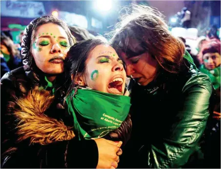  ?? Foto: AFP/Eitan Abramovich ?? Die erste Enttäuschu­ng ist groß bei Befürworte­rinnen legaler Abtreibung.