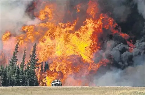  ?? MARK BLINCH / REUTERS ?? El incendio de Alberta (Canadá)