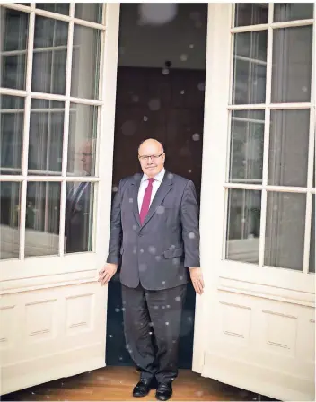  ?? FOTO: LAIF ?? Minister mit Ausblick: Peter Altmaier schaut aus seinem Büro in den Regen.