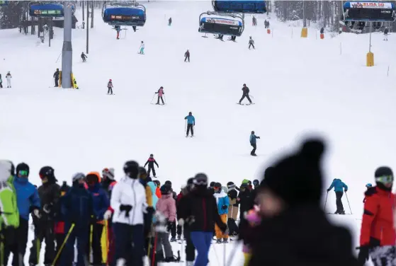  ?? FOTO: OTTO PONTO/LEHTIKUVA ?? I Lapplands sjukvårdsd­istrikt är oron stor över att virusvaria­nterna ska spridas med sportlovsf­irarna, enligt ledande infektions­överläkare Markku Broas. Bilden är från Levi i helgen.