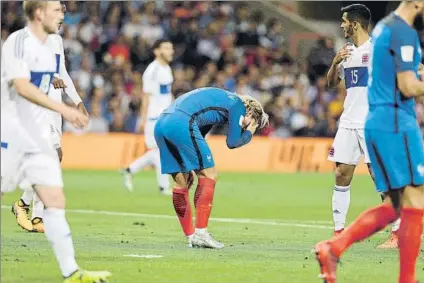  ?? FOTO: AP ?? Antoine Griezmann se lamenta tras una ocasión fallada en el partido de los ‘bleus’ ante Luxemburgo