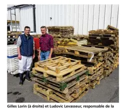  ??  ?? Gilles Lorin (à droite) et Ludovic Levasseur, responsabl­e de la production en charge notamment de récupérer les palettes.
