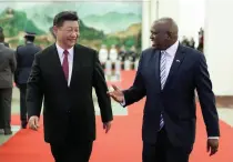  ??  ?? President Dt. Mokgweetsi Masisi shares a light moment with Chinese President Xi Jinping during his state visit to China on September 2018